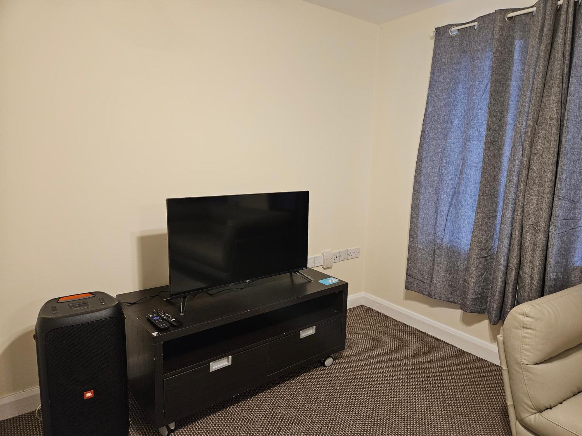 Apartment Stunning 2-bed Apt-freeparking Close To
